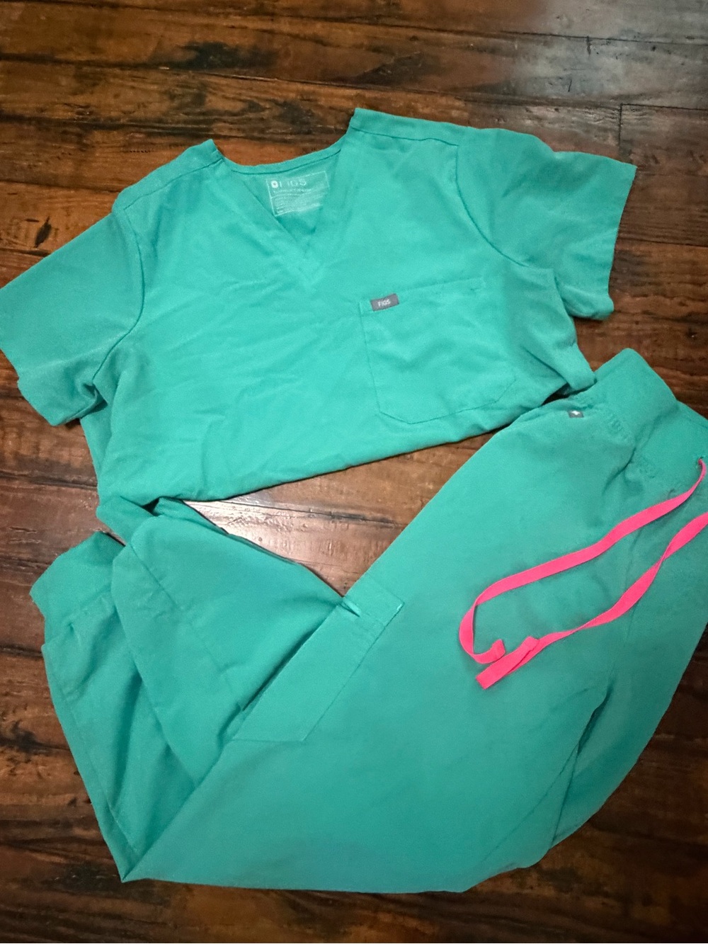 FIGS surgical green scrub set - Picture 3 of 6